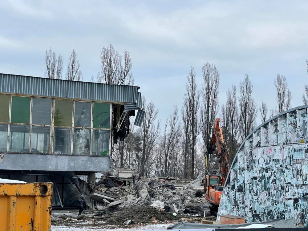 Техніка розпочала знесення павільйону №19.