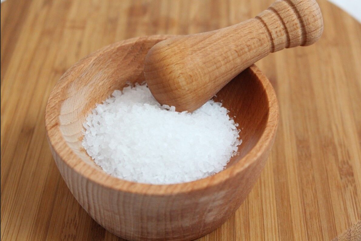 Брудні та тьмяні місця на склі можна почистити кухонною сіллю