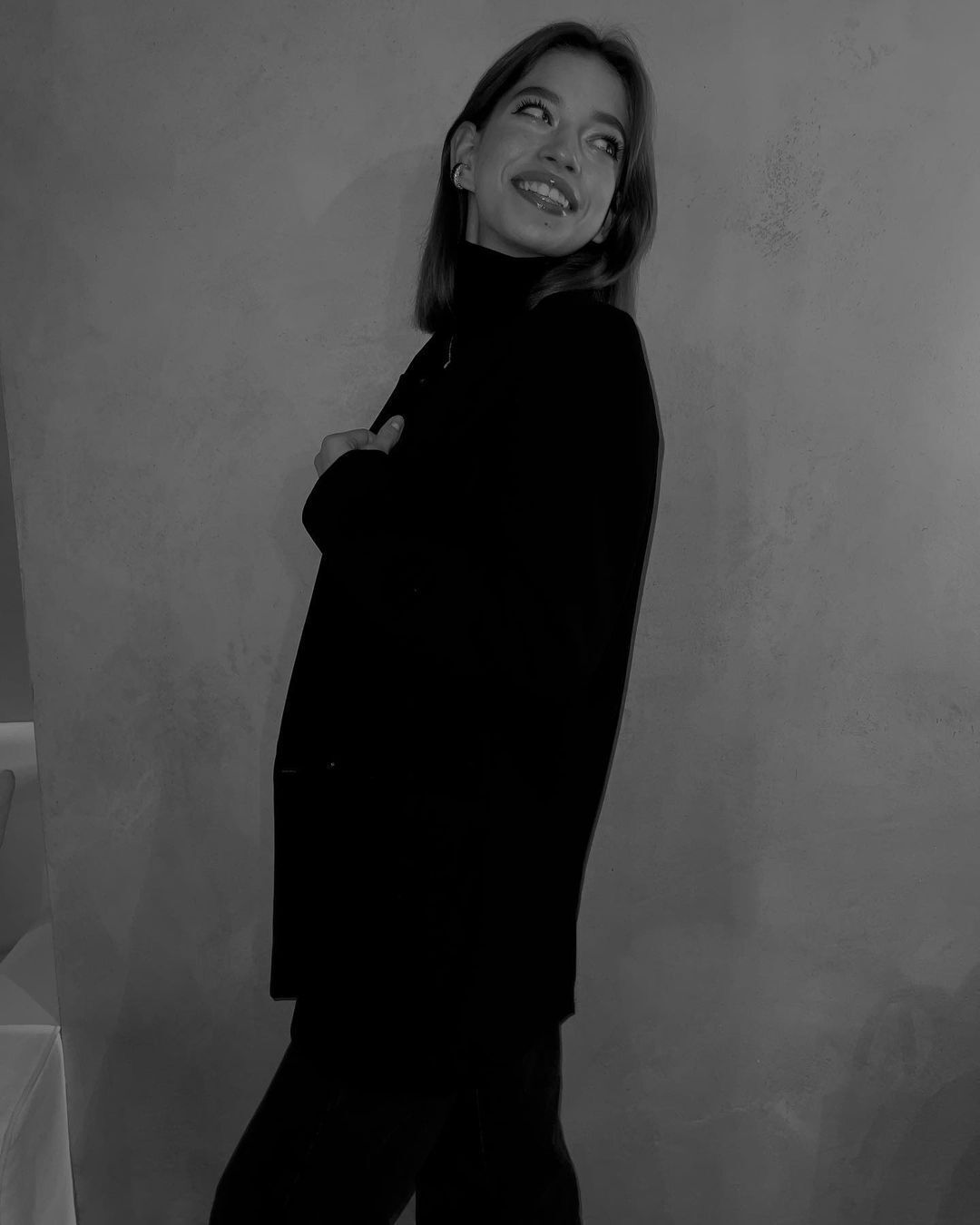 Сара Кіперман у чорному жакеті.