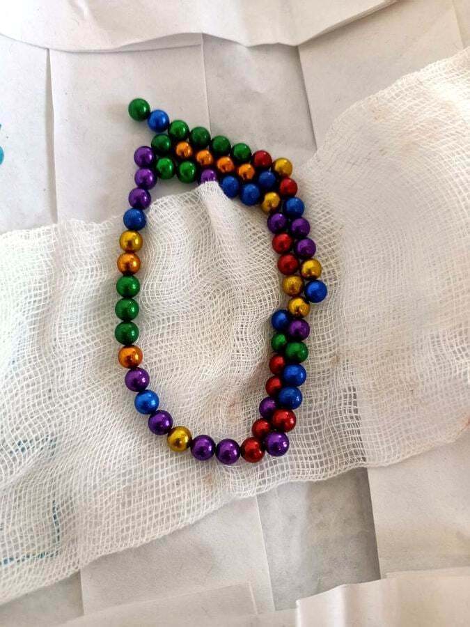 Йдеться про 62 та 24 магнітні кульки