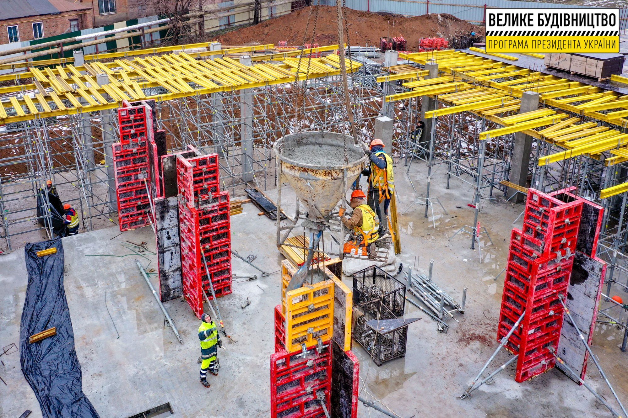 Новый бассейн возводится "с нуля" на месте бывшего пустыря на улице Александра Поля