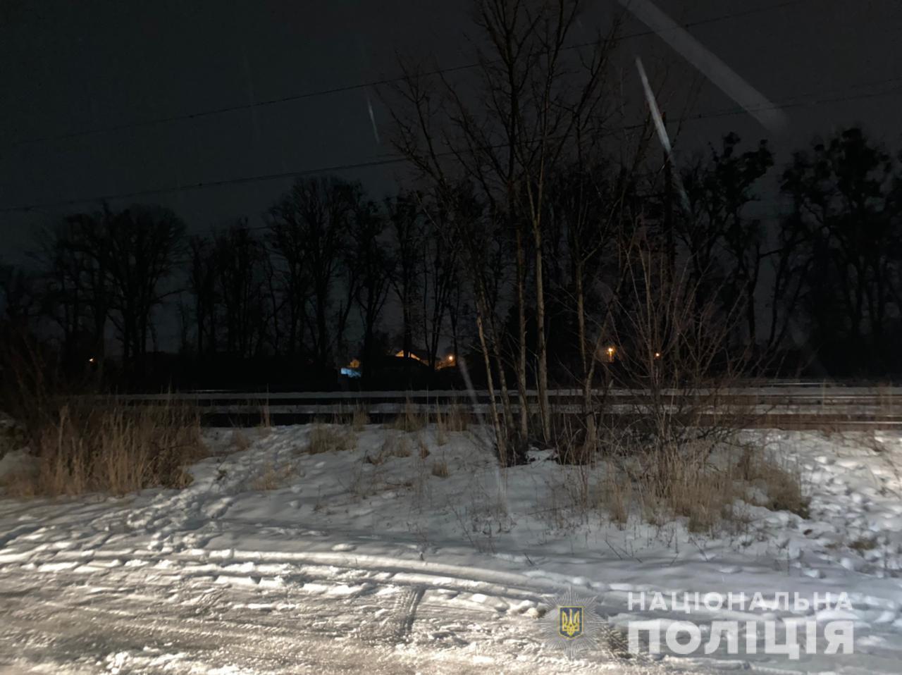 Чоловік заліз на вагон для фотографій.