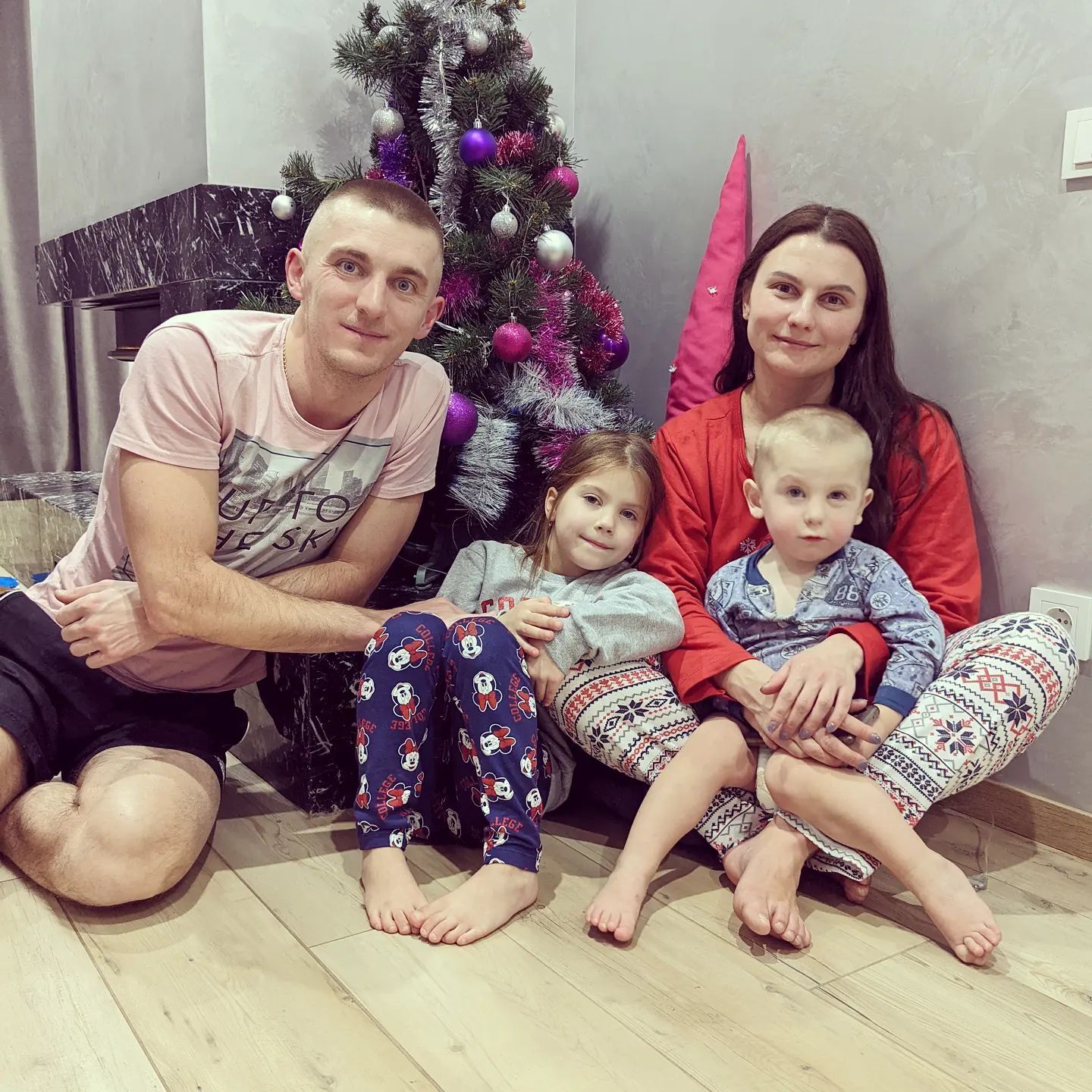 Пидручный с женой Ольгой Полещиковой и детьми