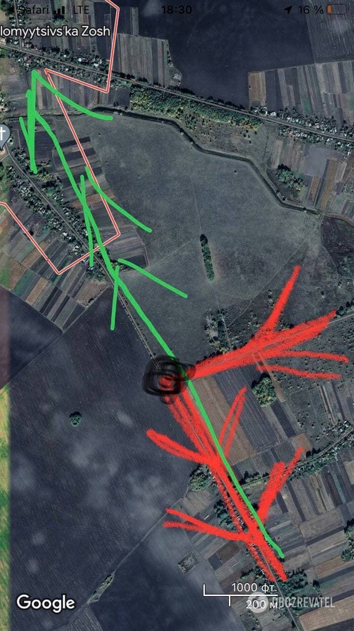 Червоним вказано напрямок руху ворожої колони, зеленим – рух цивільного автомобіля, чорним позначено місце, де ворог переїхав людей