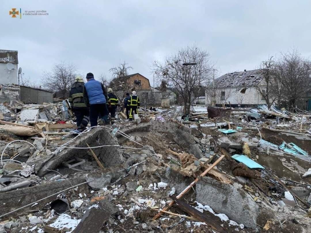 На Київщині окупанти розбомбили приватний будинок: загинула жінка. Фото