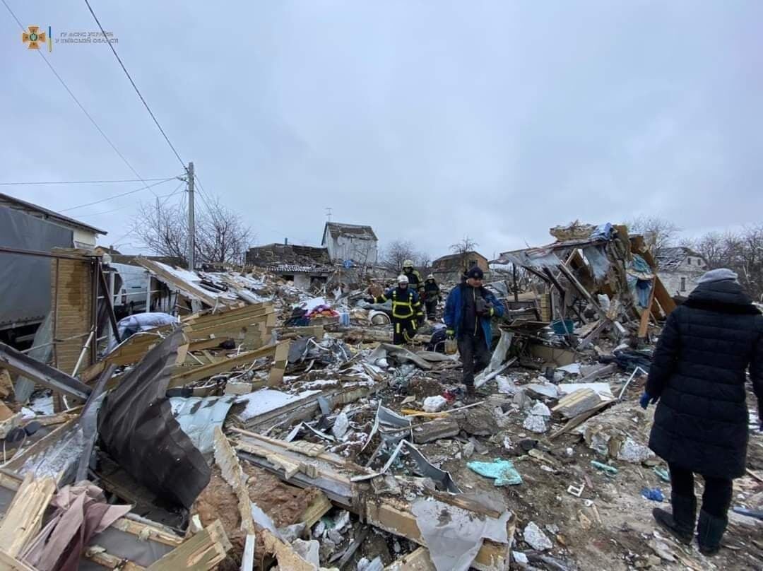 На Киевщине оккупанты разбомбили частный дом: погибла женщина. Фото