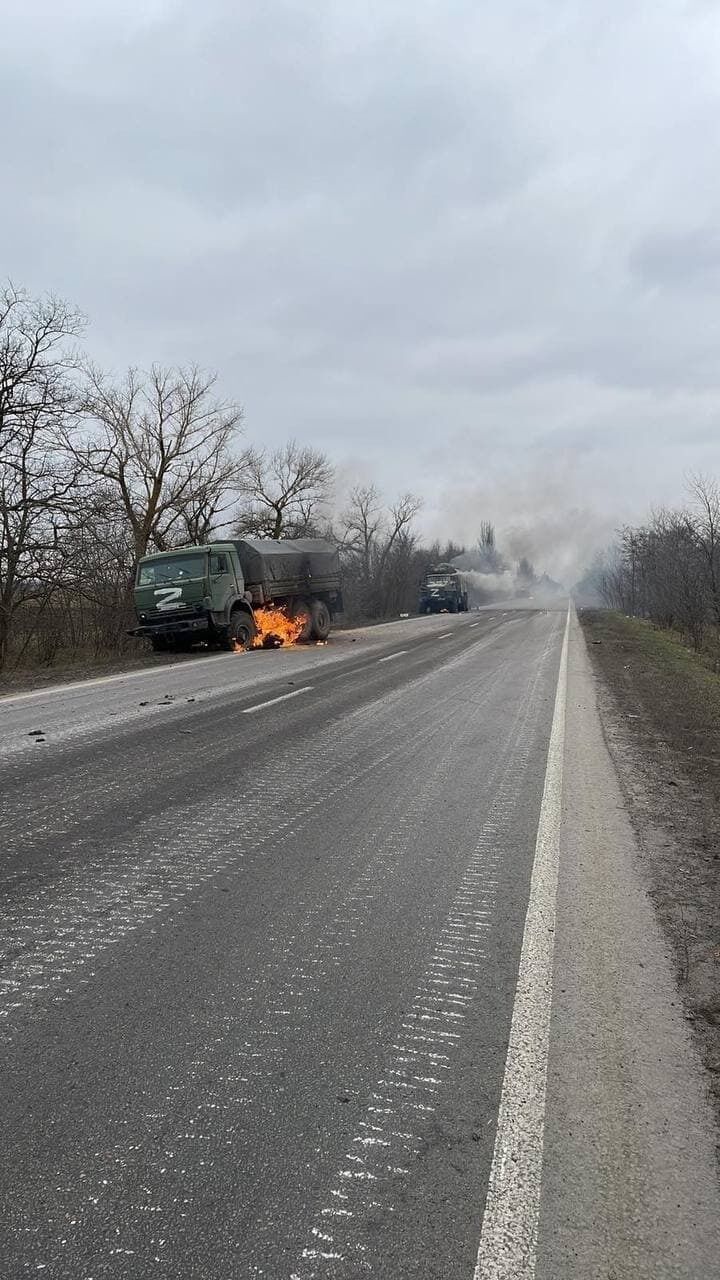 Розбомбили авіацією та ганяли полями: на Миколаївщині зупинили росіян. Фото і відео