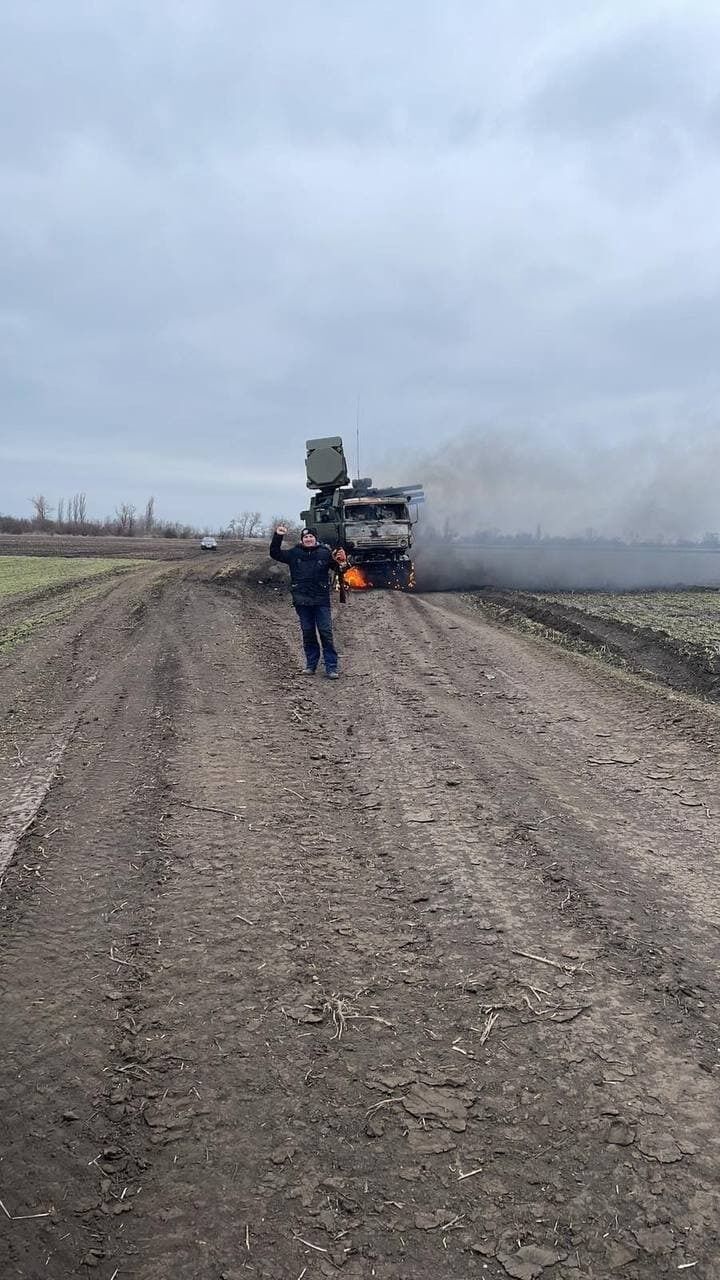 Розбомбили авіацією та ганяли полями: на Миколаївщині зупинили росіян. Фото і відео