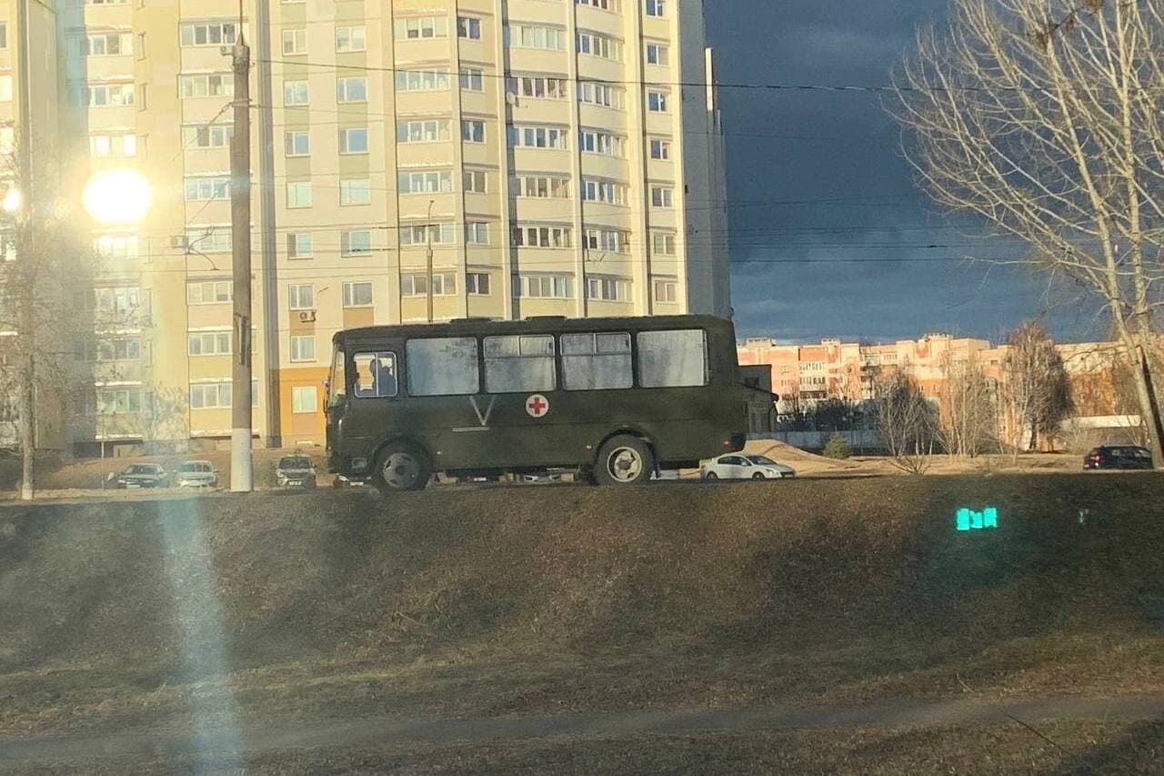 Автобус, яким привезли поранених російських окупантів