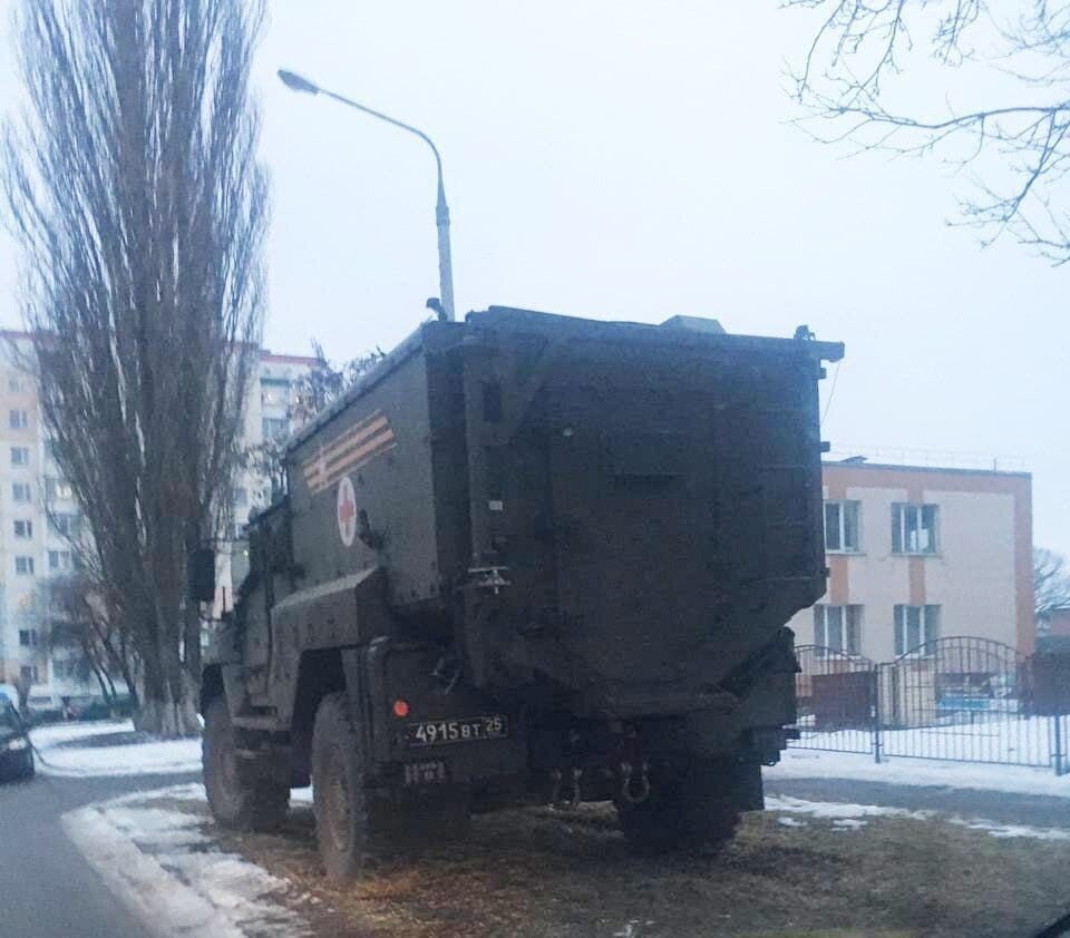 Военный грузовик медпомощи, перевозящий раненых российских солдат