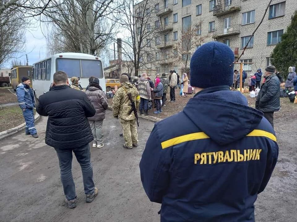 Спасатели помогают с эвакуацией жителей Донбасса