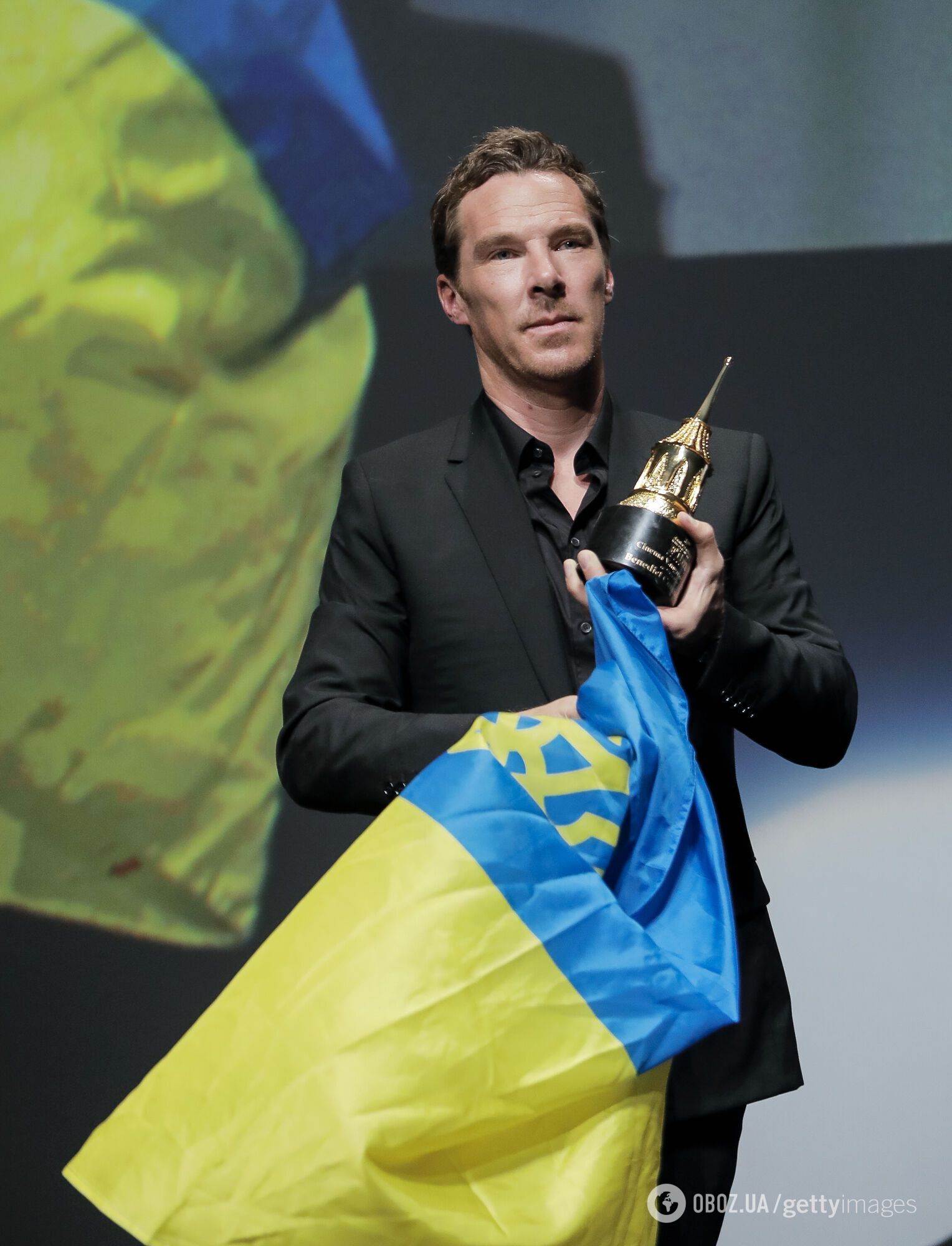Бенедикт Камбербэтч вышел на сцену международного кинофестиваля с флагом Украины, фото 2