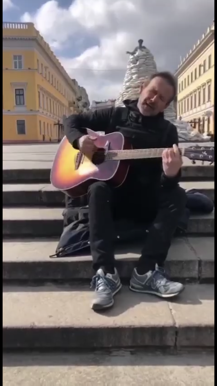 Вакарчук заспівав про війну біля пам’ятника Дюку де Рішельє в Одесі. Відео
