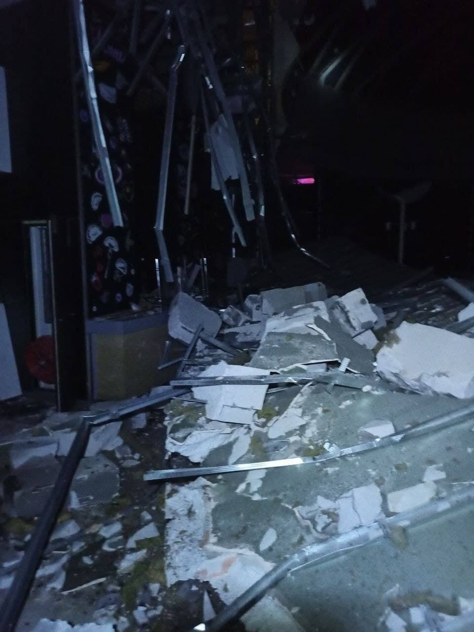 У Харкові окупанти обстріляли ТРЦ Nikolsky, спалахнула пожежа. Фото і відео