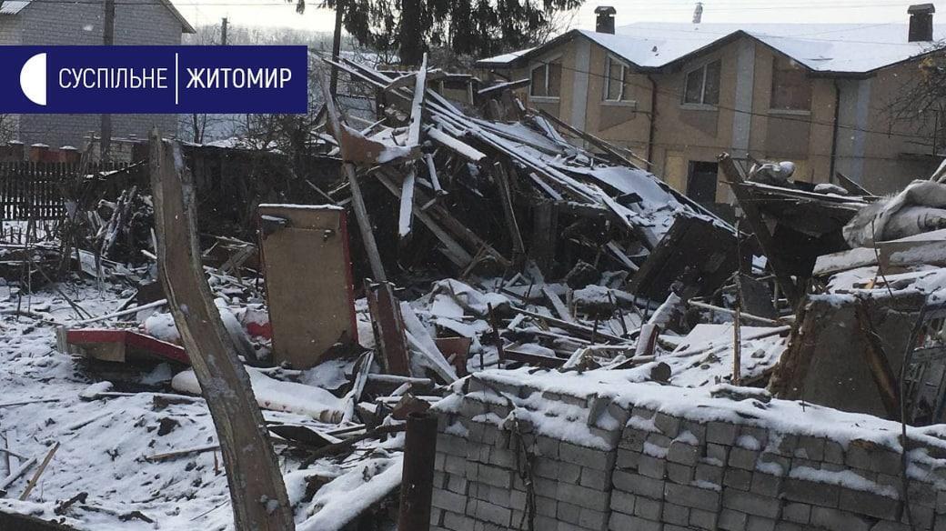 Окупанти бомблять житлові будинки: у мережі показали наслідки авіаудару на Житомирщині. Фото