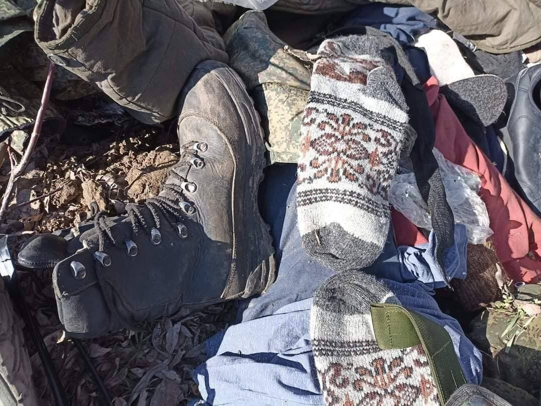 Армия Путина ворует в домах украинцев носки и моющее: в сети показали "трофеи" убитых оккупантов
