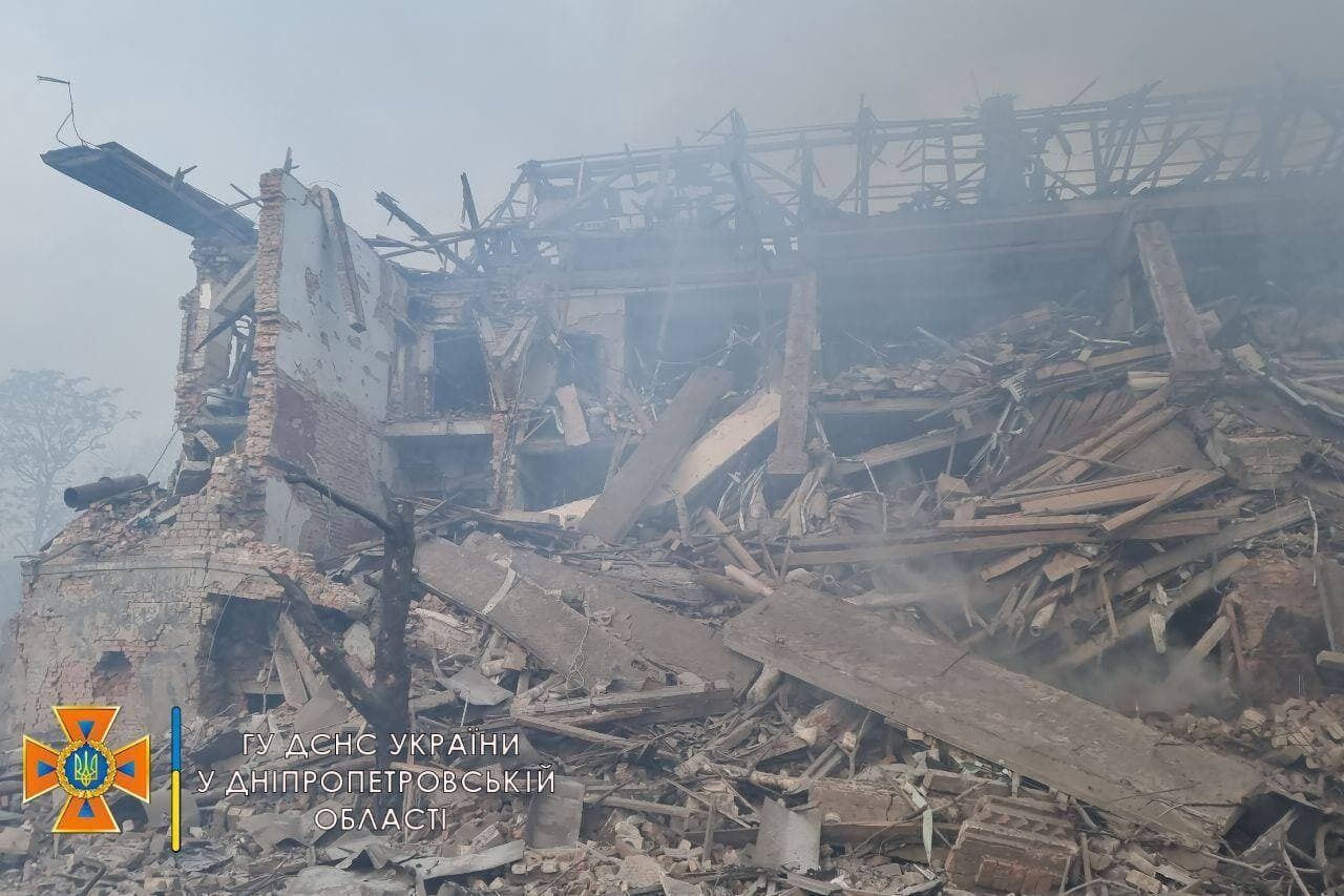 В Днепре разрушено здание обувной фабрики.