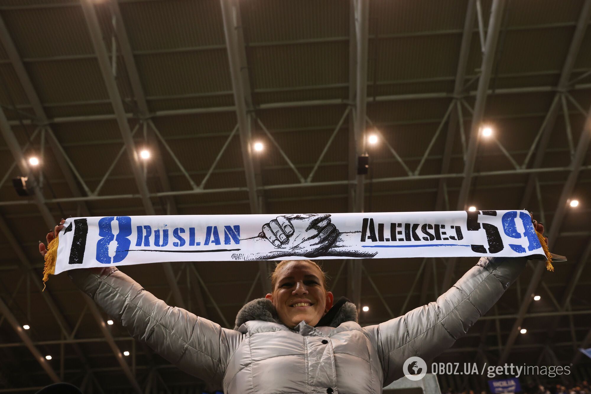 Фанат "Аталанты" с шарфом в честь Малиновского и Миранчука.
