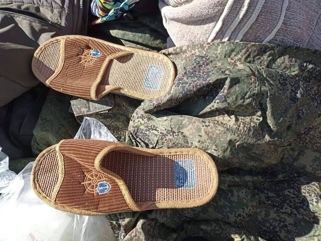 Армия Путина ворует в домах украинцев носки и моющее: в сети показали "трофеи" убитых оккупантов