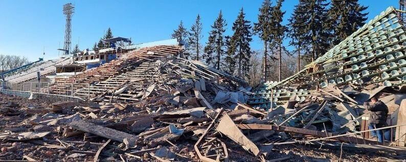 В Чернигове российские оккупанты разбомбили стадион и библиотеку. Фото и видео