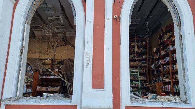 В Чернигове российские оккупанты разбомбили стадион и библиотеку. Фото и видео