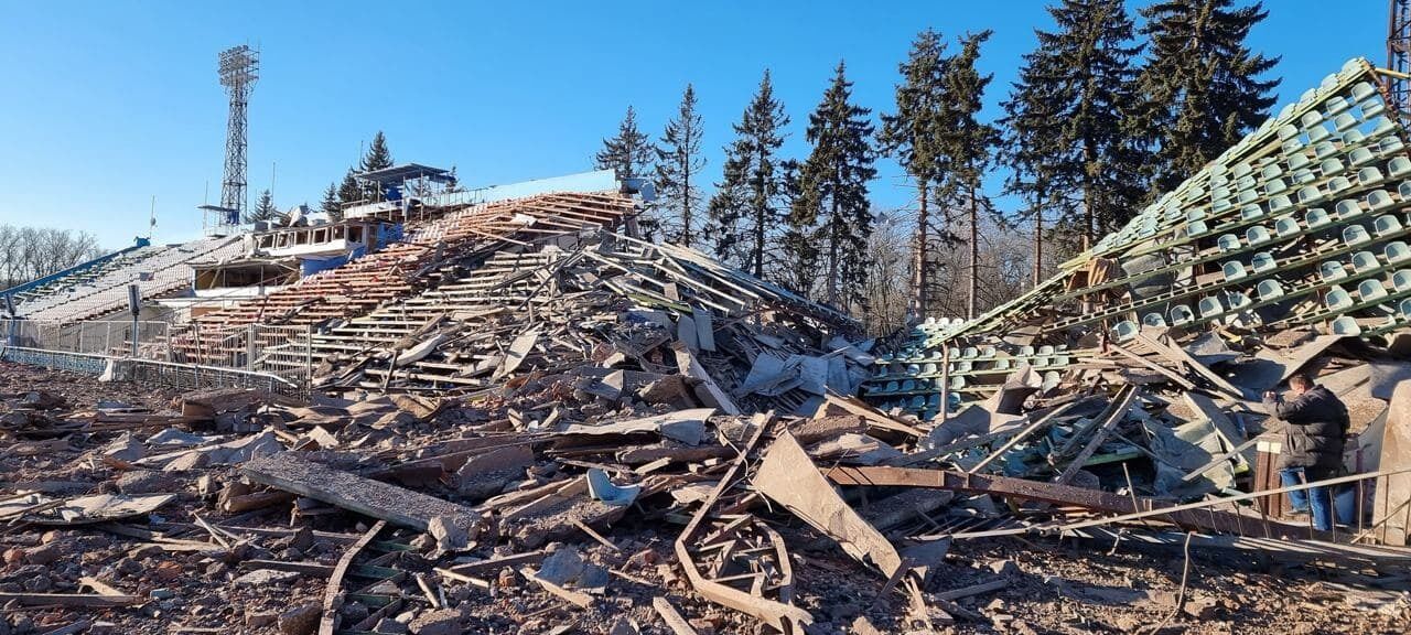 Зруйновані трибуни стадіону "Десни".