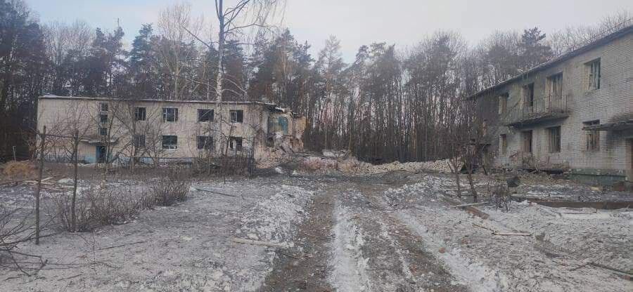 Российские оккупанты разбомбили детский лагерь на Сумщине. Фото и видео последствий
