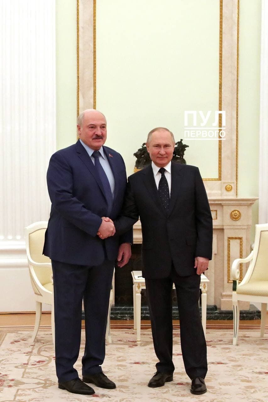 Путин и Лукашенко пожали руки