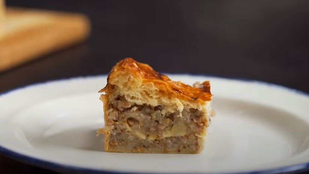 Что приготовить из гречки и картофеля: пирог на слоеном тесте