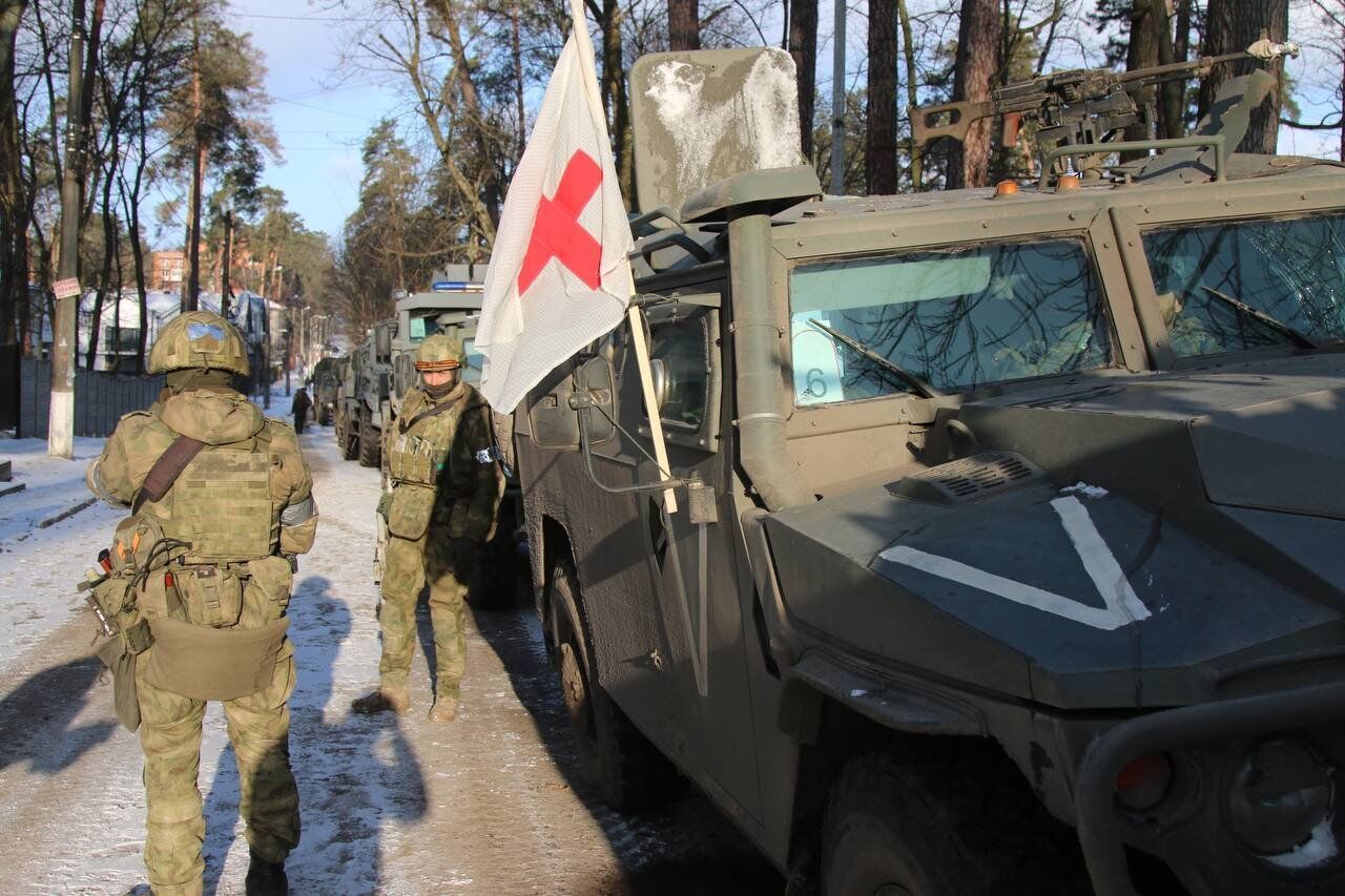 Російська колона військової техніки, прикрита прапорами Червоного хреста