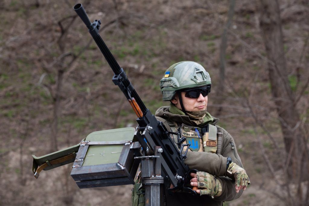 Порошенко передал бойцам ВСУ и теробороне 450 бронежилетов, грузовики и боевые пикапы – "бандеромобили", вооруженные пулеметами ПКМ