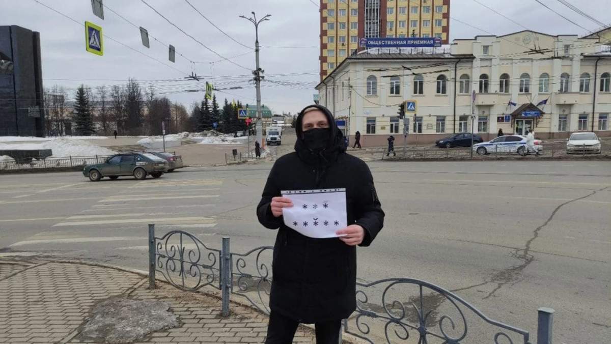 В России начали задерживать за плакаты без слов и чистые листы бумаги. Фото, видео