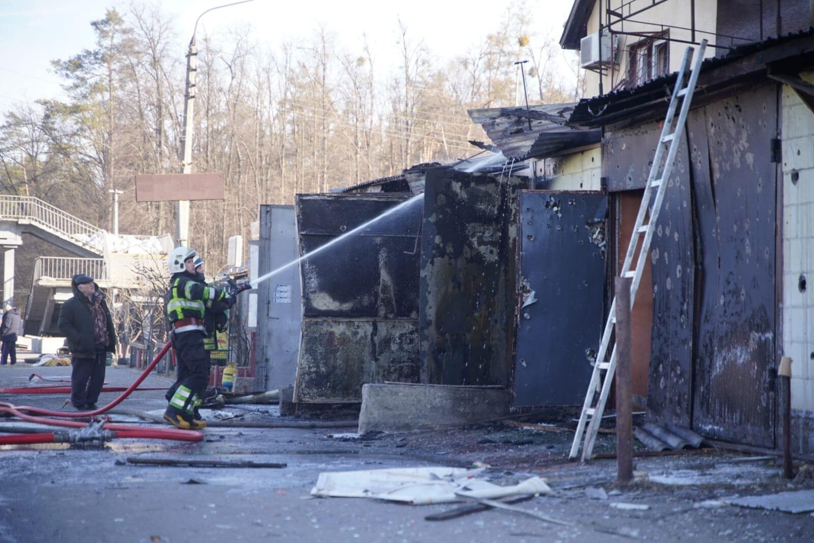 У Києві внаслідок обстрілів з боку окупантів сталось дві пожежі. Фото