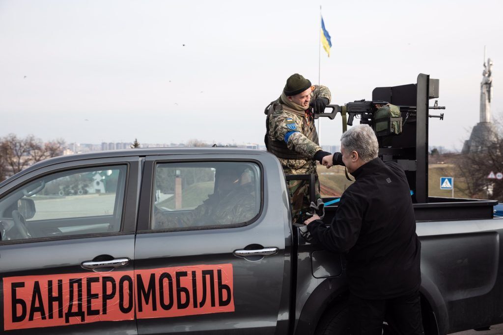 Порошенко передал бойцам ВСУ и теробороне 450 бронежилетов, грузовики и боевые пикапы – "бандеромобили", вооруженные пулеметами ПКМ