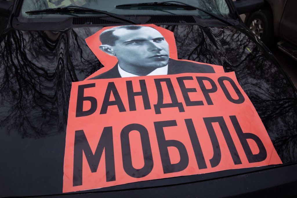 Порошенко передал бойцам ВСУ и теробороне 450 бронежилетов, грузовики и боевые пикапы – "бандеромобили", вооруженные пулеметами ПКМ