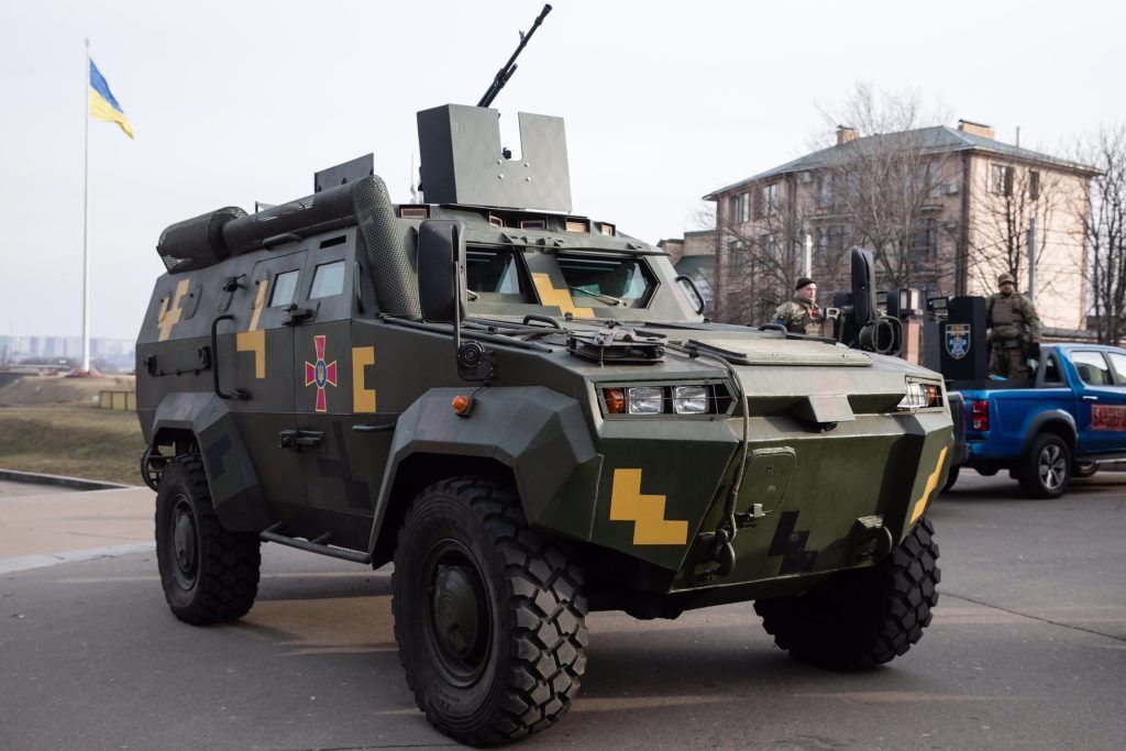 Порошенко передал бойцам ВСУ и теробороне 450 бронежилетов, грузовики и боевые пикапы – "бандеромобили", вооруженные пулеметами ПКМ