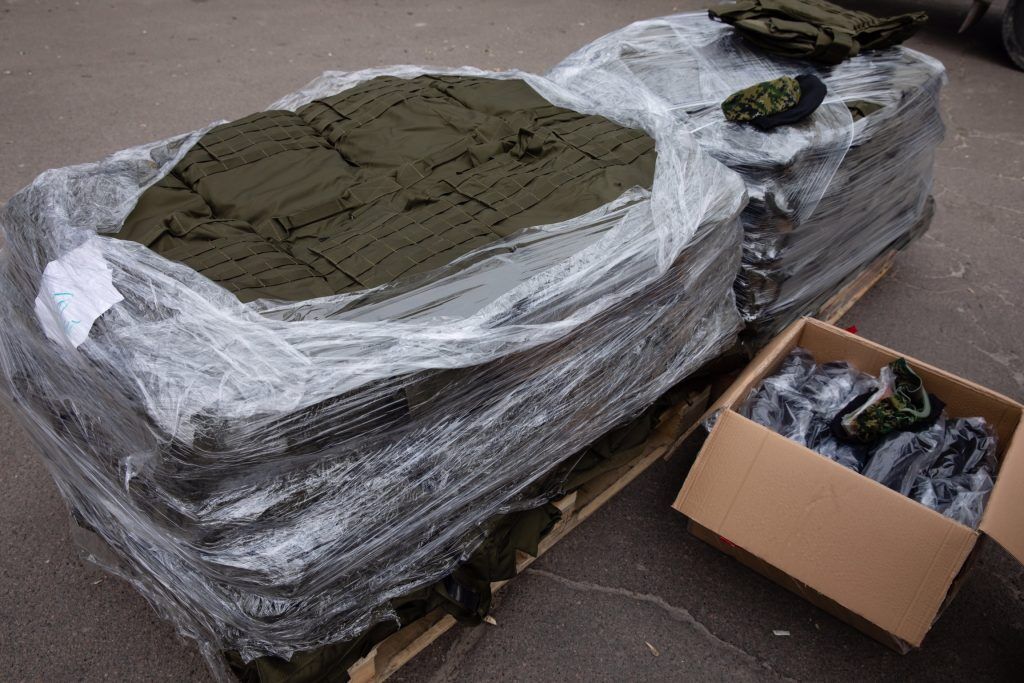 Порошенко передал бойцам ВСУ и теробороне 450 бронежилетов, грузовики и боевые пикапы – "бандеромобили", вооруженные пулеметами ПКМ