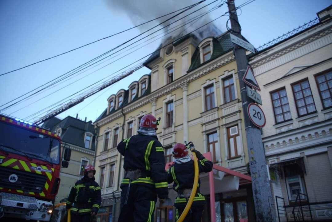 В Киеве на Подоле сбили дрон-камикадзе: произошел пожар. Фото