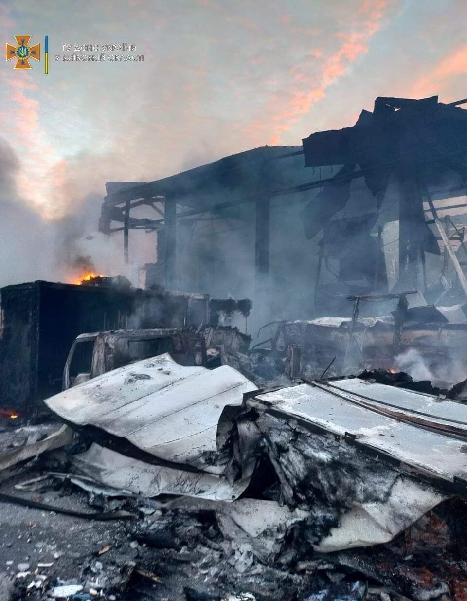 На Киевщине обстреляли цех по производству рыбной продукции: вспыхнул масштабный пожар. Фото