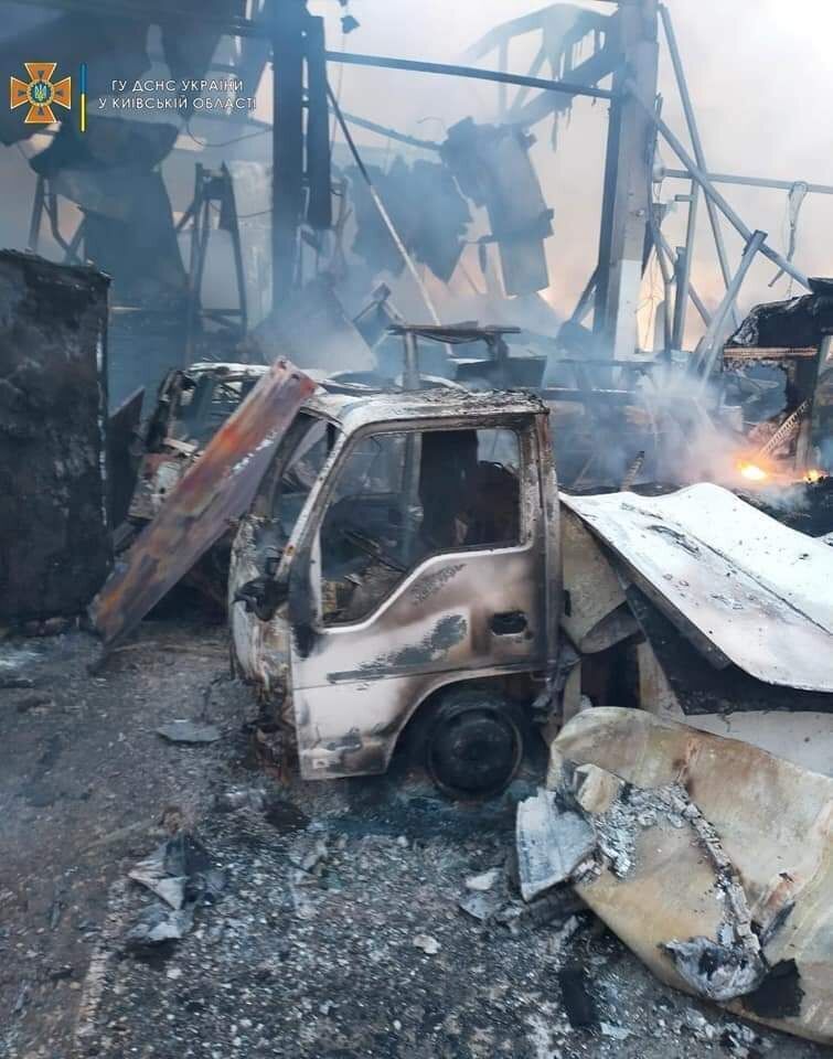 На Киевщине обстреляли цех по производству рыбной продукции: вспыхнул масштабный пожар. Фото
