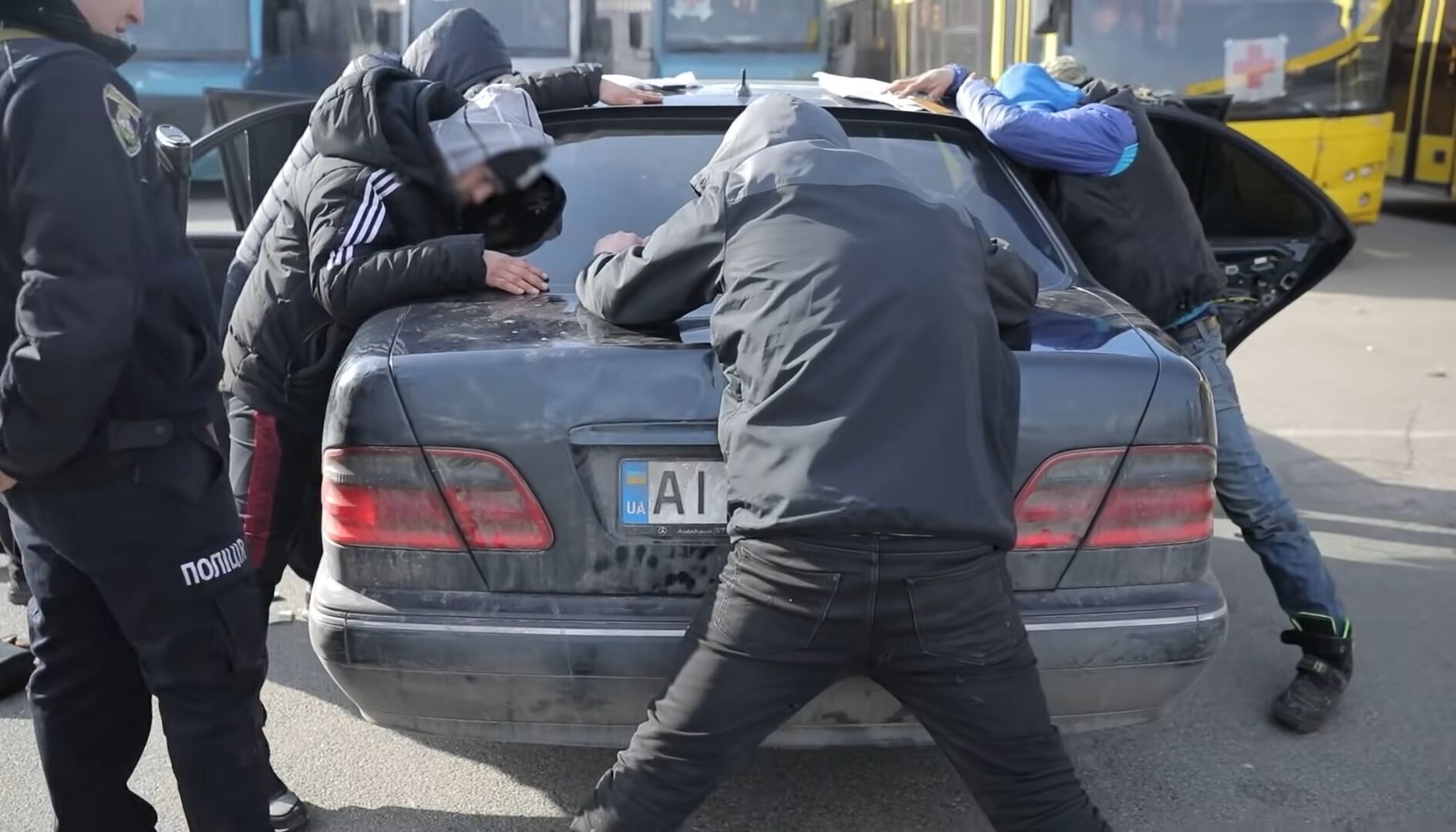 На Киевщине задержали мародеров: пытались скрыться под видом беженцев. Видео