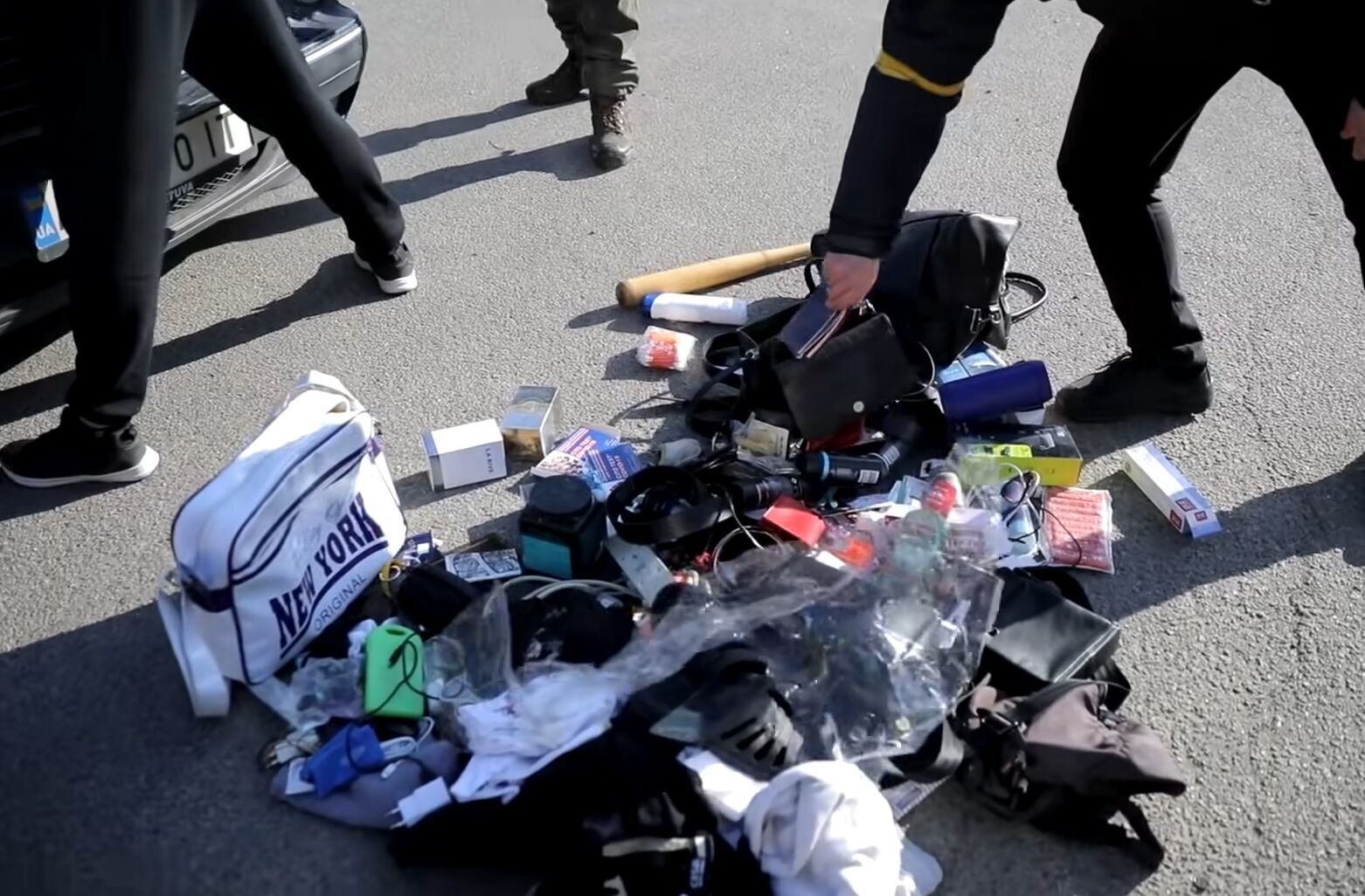 На Київщині затримали мародерів: намагалися втекти під виглядом біженців. Відео