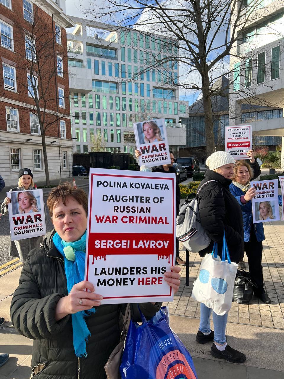 У Лондоні люди вийшли на акцію протесту до будинку, де мешкає дочка Лаврова. Фото