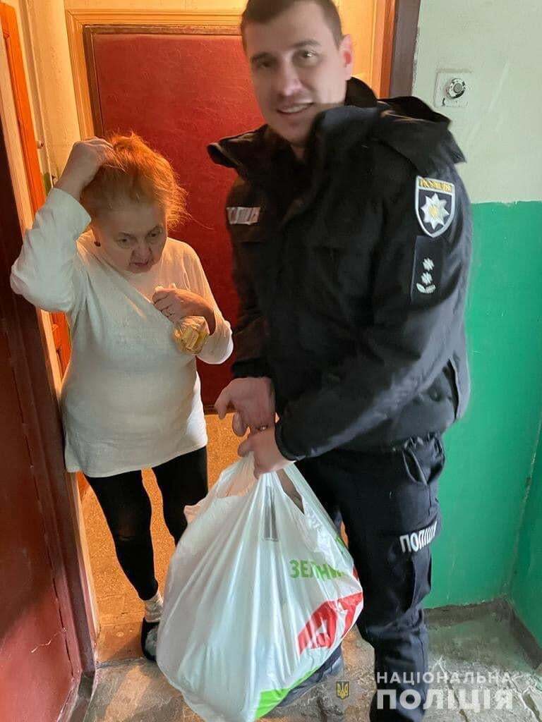 Харьковские полицейские помогают жителям во время военного положения
