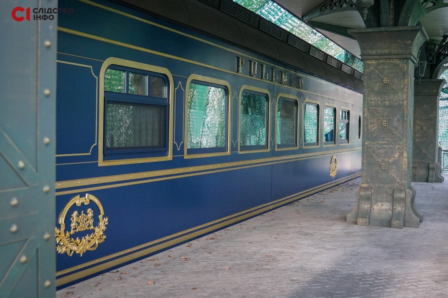 Во дворце Медведчука нашли "Золотой вагон-ресторан" со стаканами с гербом России. Фото