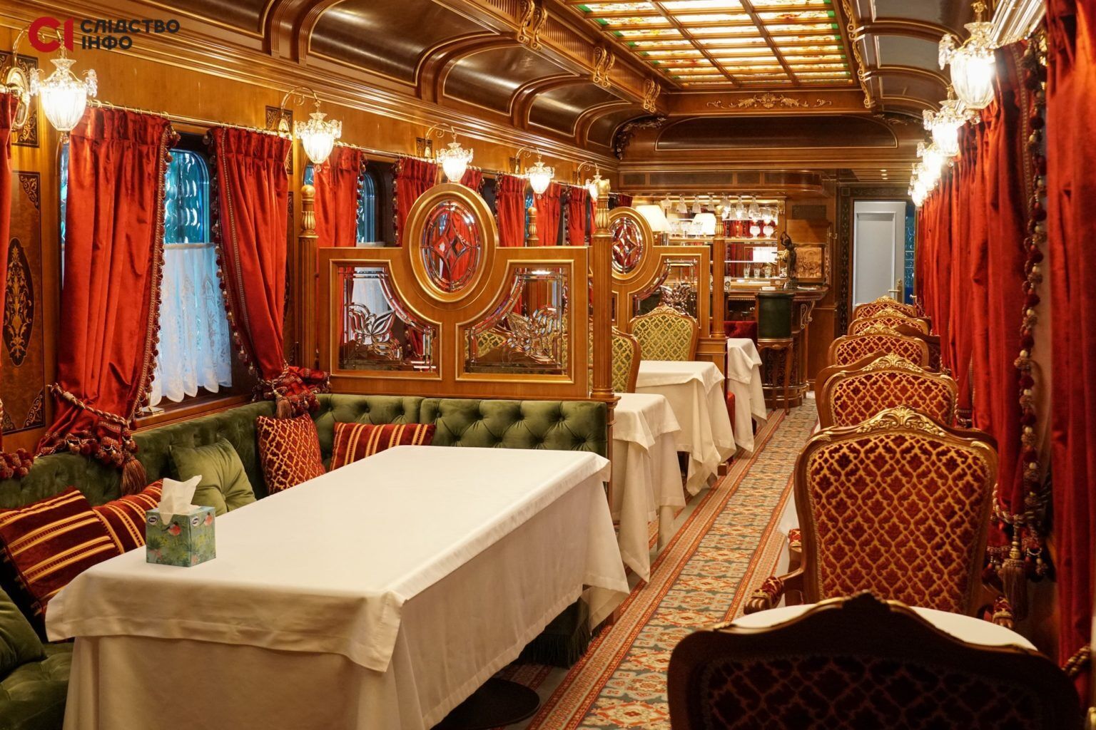 Во дворце Медведчука нашли "Золотой вагон-ресторан" со стаканами с гербом России. Фото