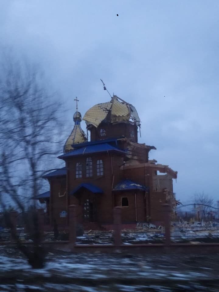 Обстріляний храм у Волновасі.