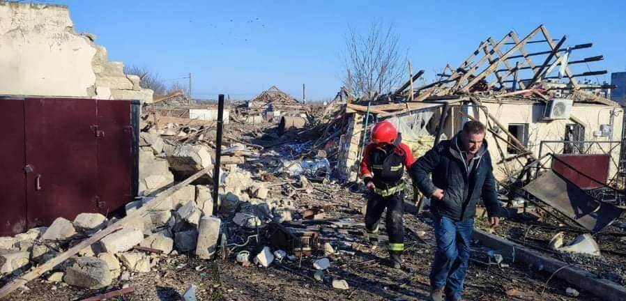 На Миколаївщині окупанти скинули авіабомбу на житлові будинки
