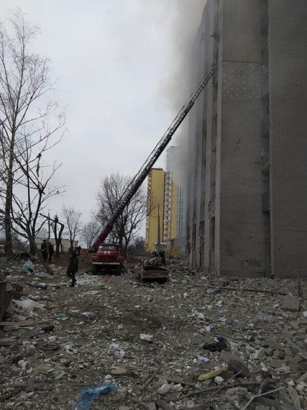 Рятувальники вивели із будівлі постраждалих
