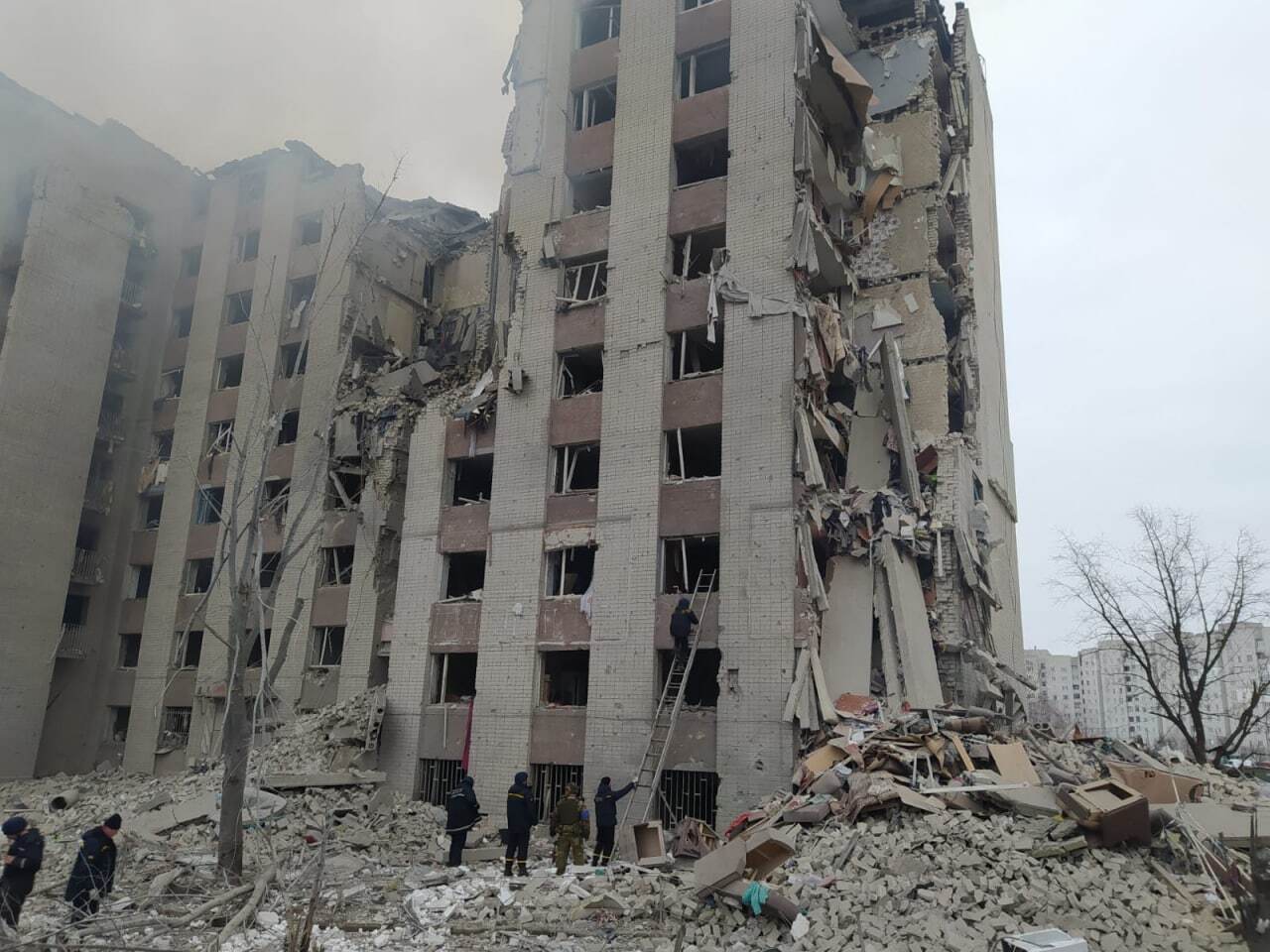 В результате удара часть здания обрушилась